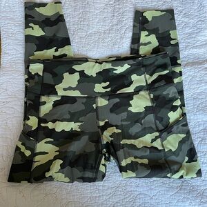 Lululemon Women’s size 12 Fast and Free Camo Leggings - Green and Black